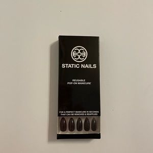 Static Nails reusable pop on manicure set